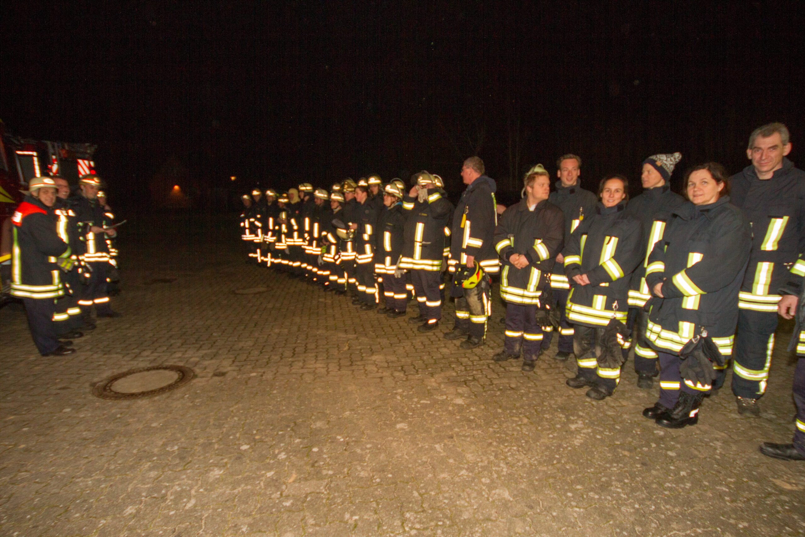 Einige Mitglieder der Freiwilligen Feuerwehr stehen in Reihe